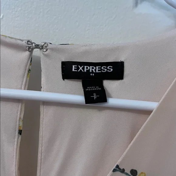 Express Baby Pink Mini Dress Tie Waist Flutter Sleeves Floral Keyhole Size S - Picture 2 of 6